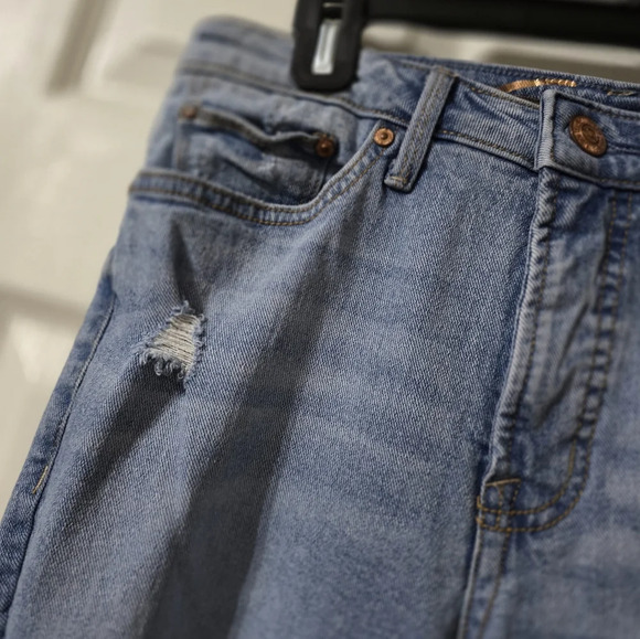 Seven7 Midrise Destructed Straight Leg Jeans, Light Wash, Relaxed Fit, Sz 6 EUC! - Picture 4 of 11